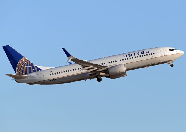 Boeing 737-800 (N14235)