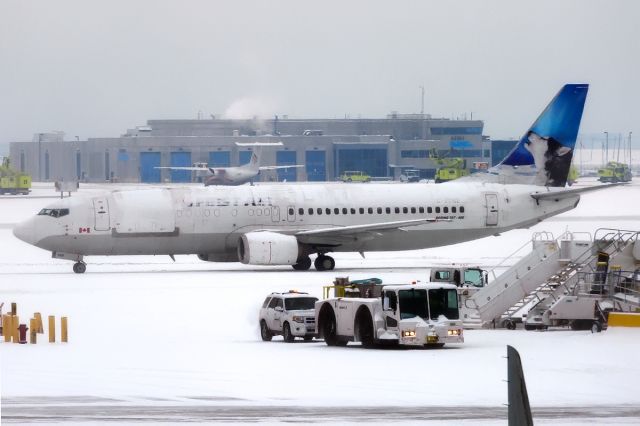 BOEING 737-400 (C-FFNF)