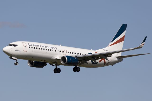 Boeing 737-800 (VH-RYU) - VH-RYU on short finals to runway 05 from Melbourne.