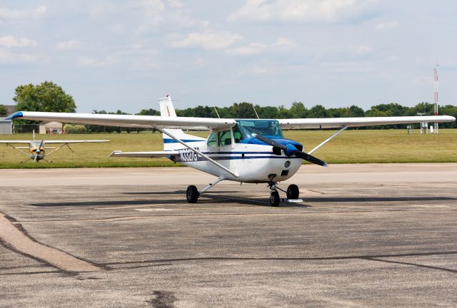 Cessna Skyhawk (N3327G)