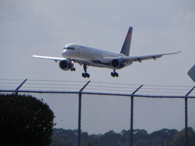 BOEING 767-300 (N632DL) - Landing on 7L