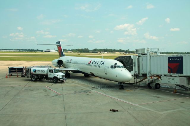 Boeing 717-200 (N963AT) - Waiting at the gate at Baton Rouge Metropolitan Airport. Photo 24 August 2015.