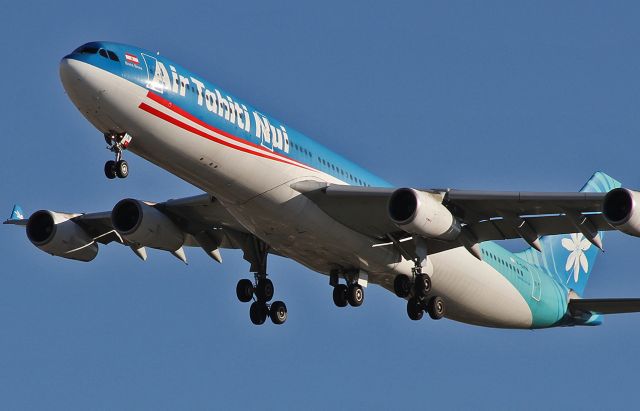 Airbus A340-300 (F-OJTN) - Landing at the LAX.