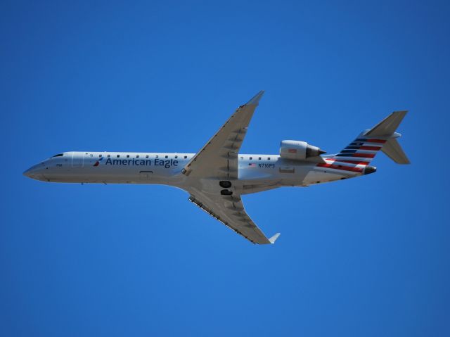 Canadair Regional Jet CRJ-700 (N716PS) - Departing runway 18C - 12/10/14