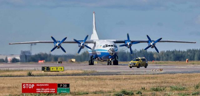 Antonov An-12 (UR-11819)