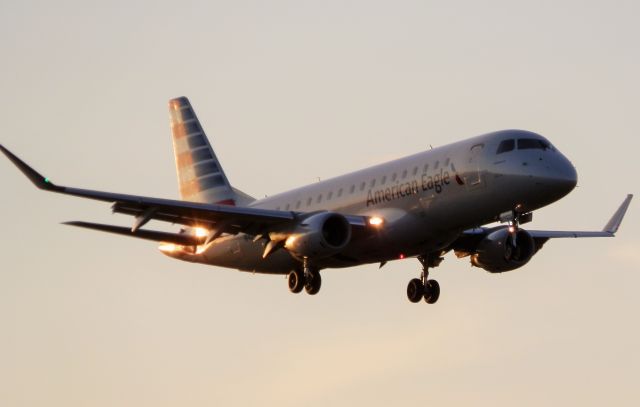 Embraer 175 (N428YX)