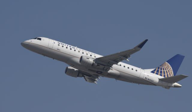 Embraer 175 (N151SY) - Departing LAX