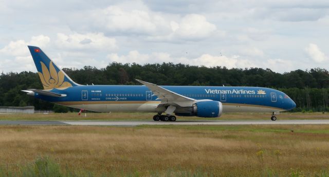 Boeing 787-9 Dreamliner (VN-A868) - Vietnam Airlines B787-9 VN-A868 running on rwy 18 for flight VN30 to SGN, nearly one hour late. Photo made 14.07.2024, 15:34.