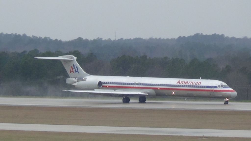 McDonnell Douglas MD-82 (N472AA) - American 332 arriving from DFW at b3:00 P.M.   Taken March 19, 2015.