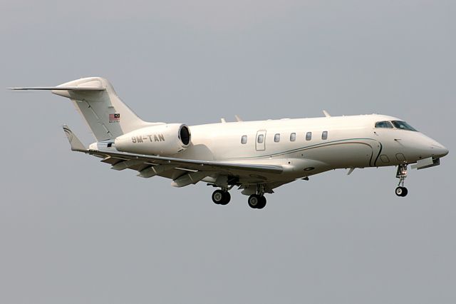 Bombardier Challenger 300 (9M-TAN)