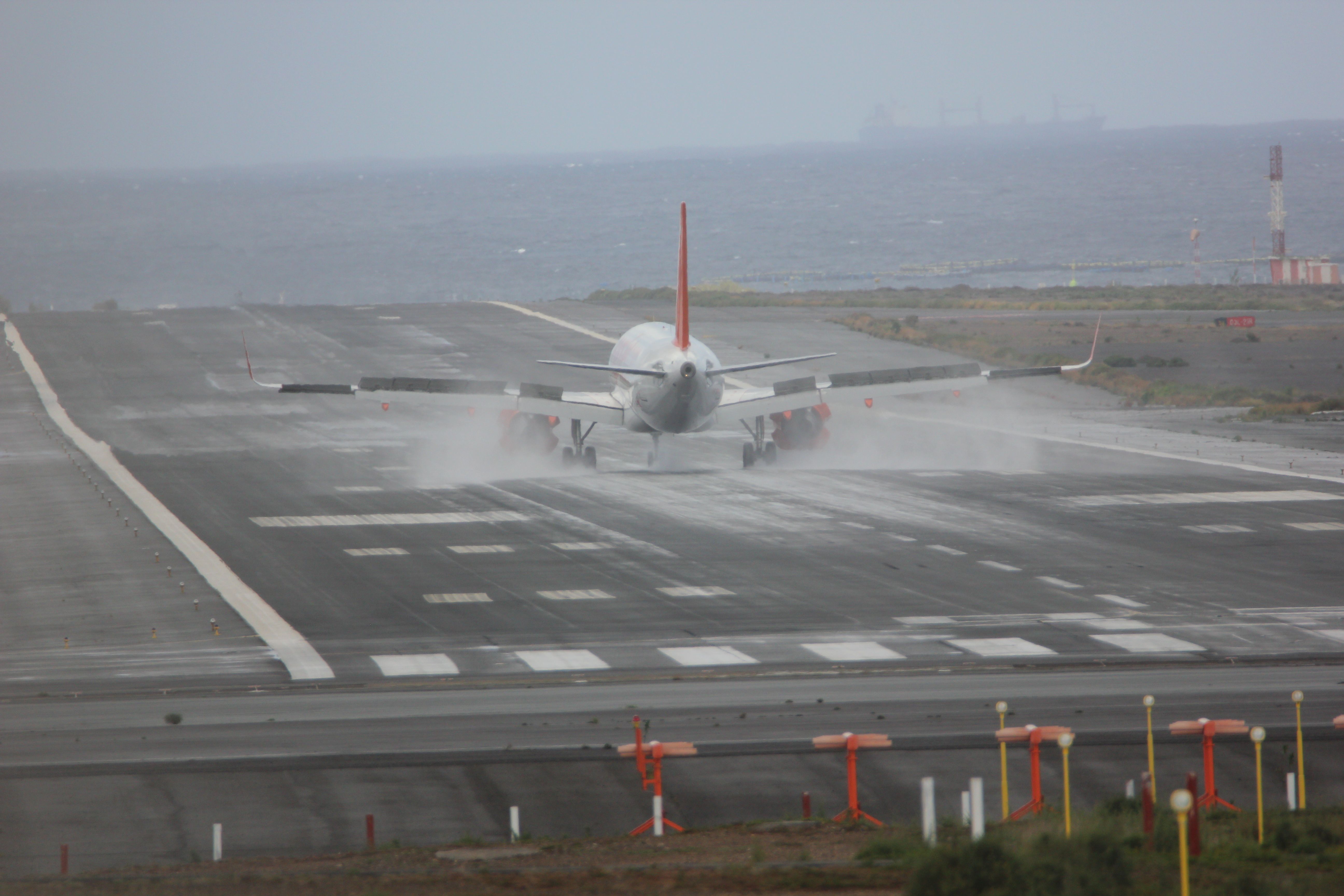 Airbus A320 (HB-JXE) - EasyJet A320 reverse thrust deploy on wet runway