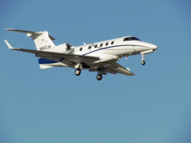 Embraer Phenom 300 (N897JH) - Landing RWY 20R