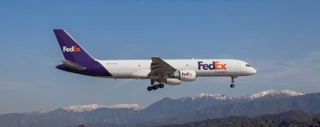 Boeing 757-200 (N792FD) - FedEx - Manufactured in 1993. Approach into the KBUR Airport.