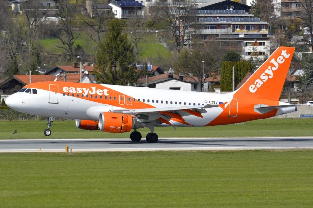 Airbus A319 (G-EZEV)