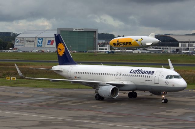 Airbus A320 (D-AIZZ) - Lufthansa mit einem Airbus 320 in Friedrichshafen, plan. ist ein CRJ 900, bei großer Nachfrage (z.B. Messe in FN) kommen auch andere Maschinen zum Einsatz.