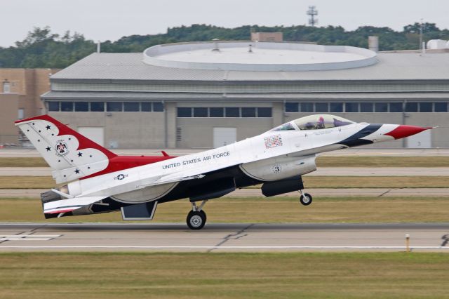 Lockheed F-16 Fighting Falcon — - USAF Thunderbird #3 arriving at KCLE on 31 Aug 2017 for the 2017 Cleveland National Air Show. 