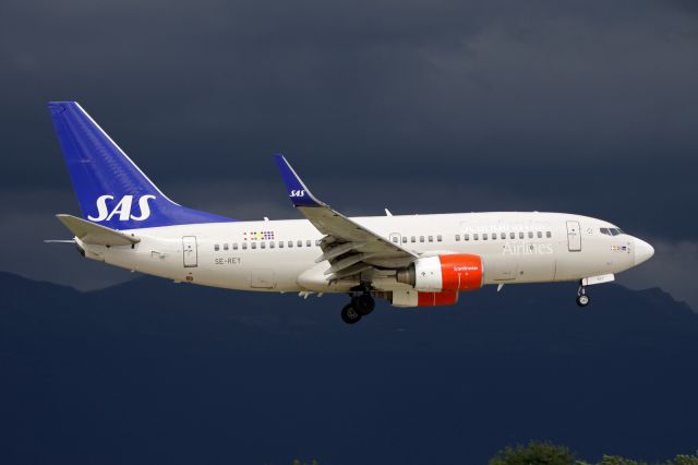 Boeing 737-700 (SE-REY)