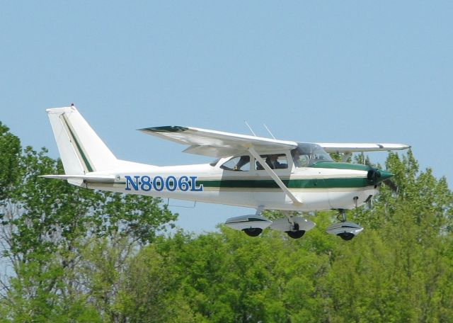 Cessna Skyhawk (N8006L) - Landing on 14 at the Shreveport Downtown airport.