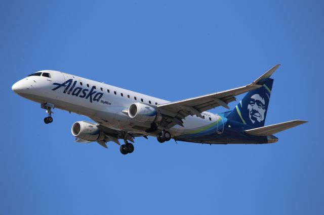 EMBRAER 175 (long wing) (N198SY)