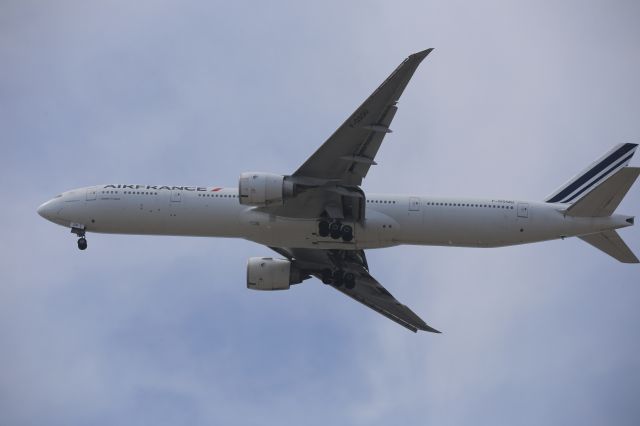 BOEING 777-300ER (F-GSQU)