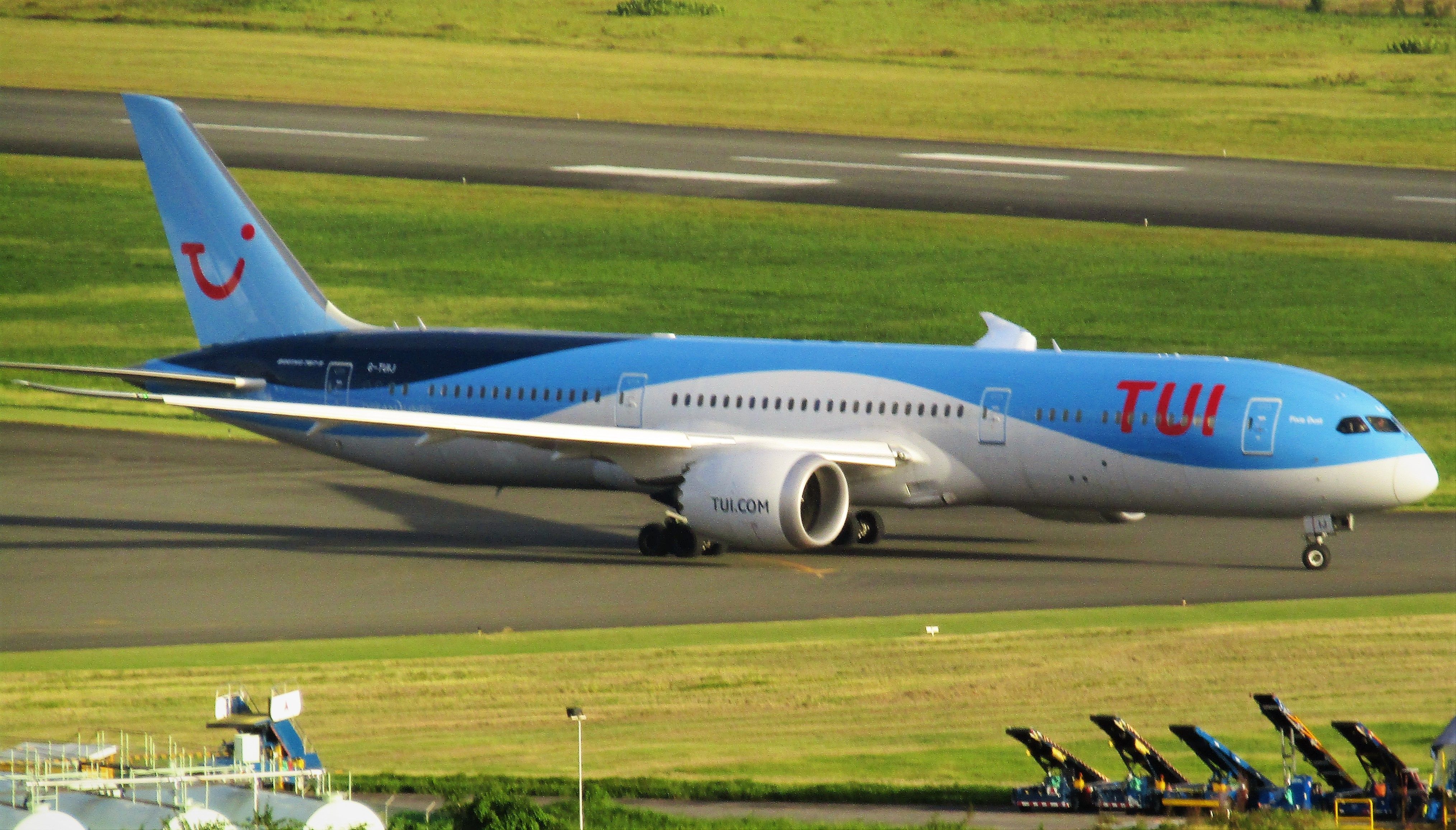 Boeing 787-9 Dreamliner (G-TUIJ)