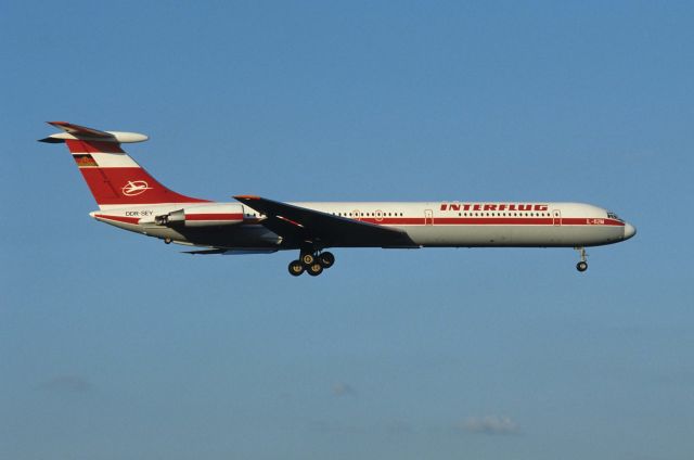 Ilyushin Il-62 (DDRSEY) - Final Approach to Narita Intl Airport Rwy16 on 1990/05/06