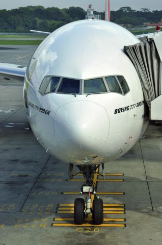 BOEING 777-300 (A6-EGW) - Emirates Boeing 777-31H(ER) A6-EGW in Singapore