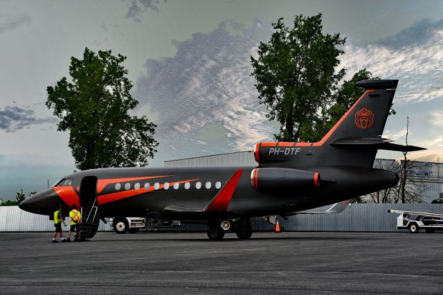 Dassault Falcon 900 (PH-DTF) - Visiting CYHU during the Formula One Canadian Grand Prix in Montreal