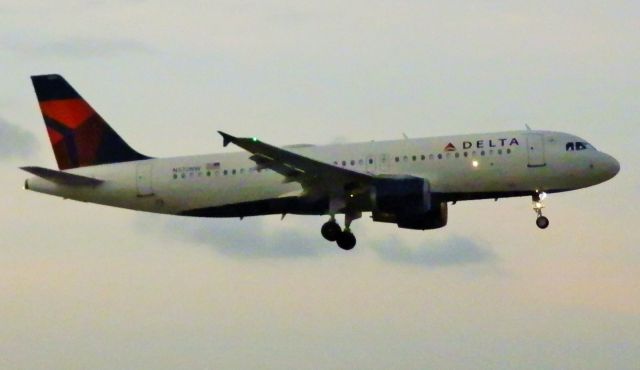 Airbus A320 (N372NW)