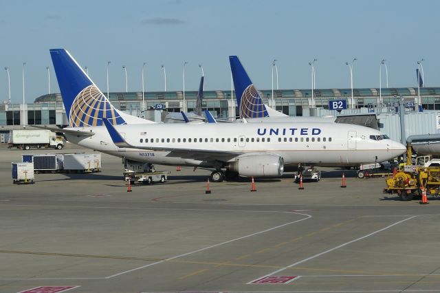 Boeing 737-700 (N13718)