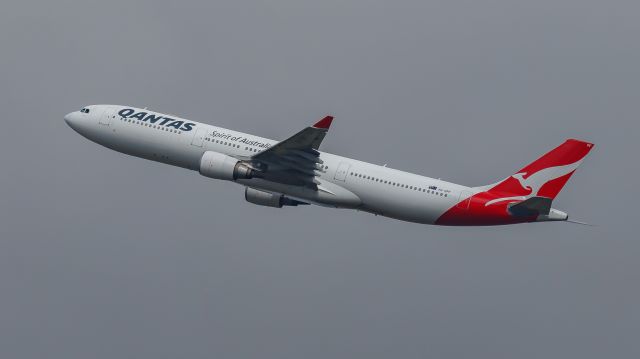 Airbus A330-300 (VH-QPF)