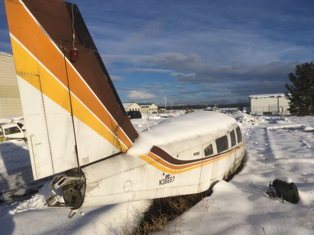 Piper Seneca (N36657) - At Discount Aircraft Salvage, a small 10-acre plane junkyard across the road from KDEW. Beautiful plane. No wings. Avionics trashed, but still there.