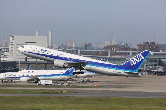 BOEING 767-300 (JA8569)