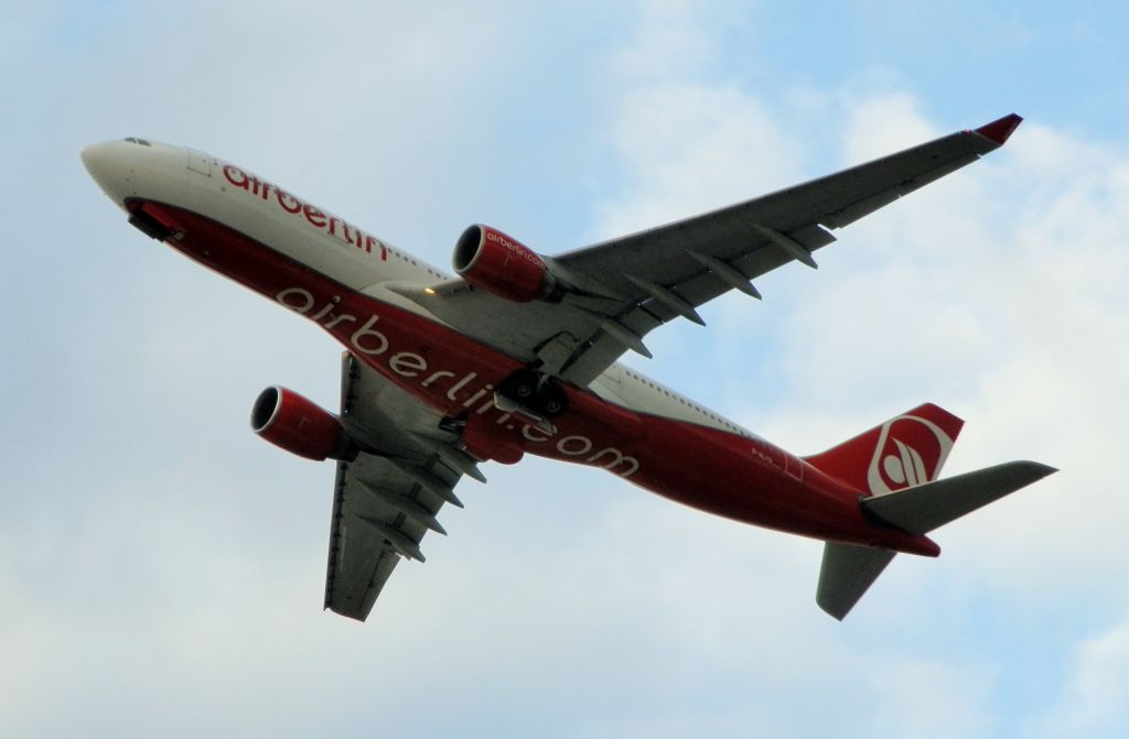 Airbus A330-200 (D-ALPD) - Lifting off,En route to Berlin Tegel