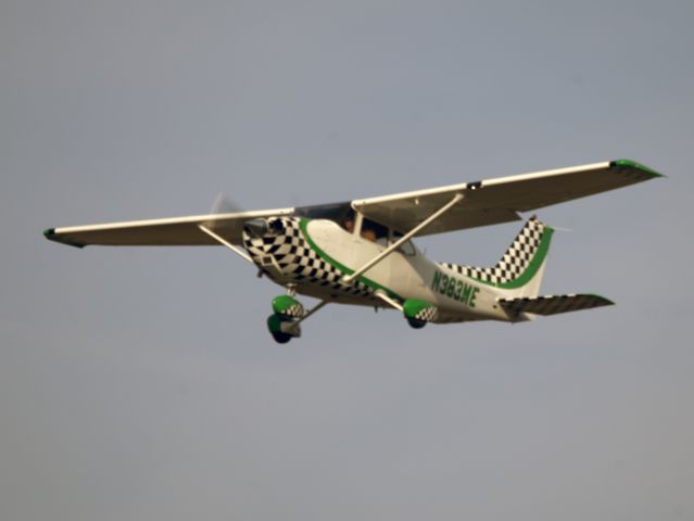 Cessna Skyhawk (N383ME) - take off runway 26.