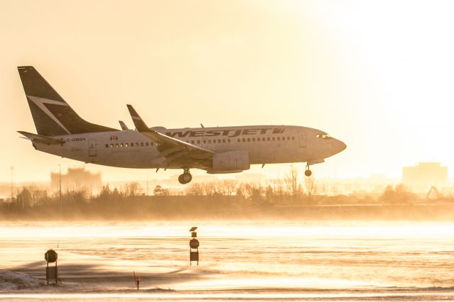 Boeing 737-700 (C-FWCN)