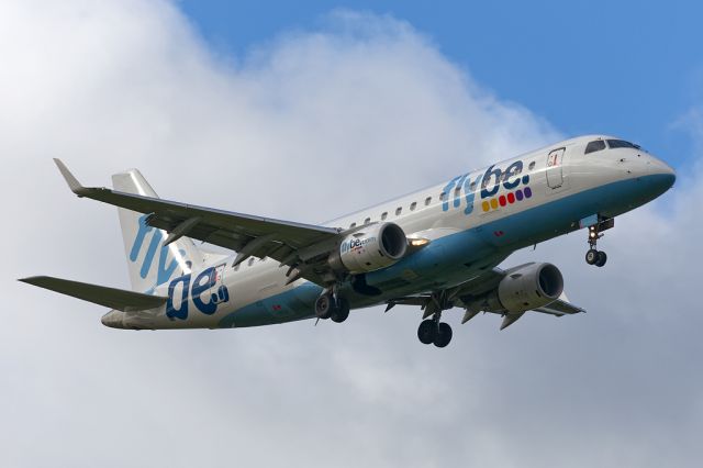 Embraer 170/175 (G-FBJA) - BEE7352 just before landing at Manchester