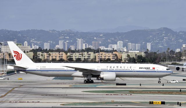 BOEING 777-300 (B-2089) - Taxiing at LAX