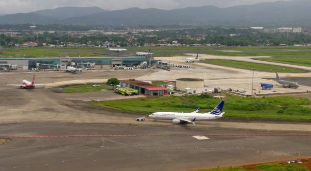 Boeing 737-700 (HP-1716CMP)