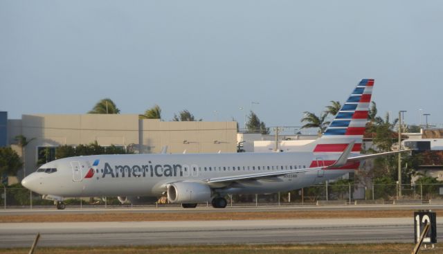 Boeing 737-800 (N985NN)