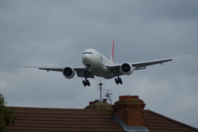 Boeing 777-200 (JA711J) - JAL 777 on finals EGLL Rwy 27L