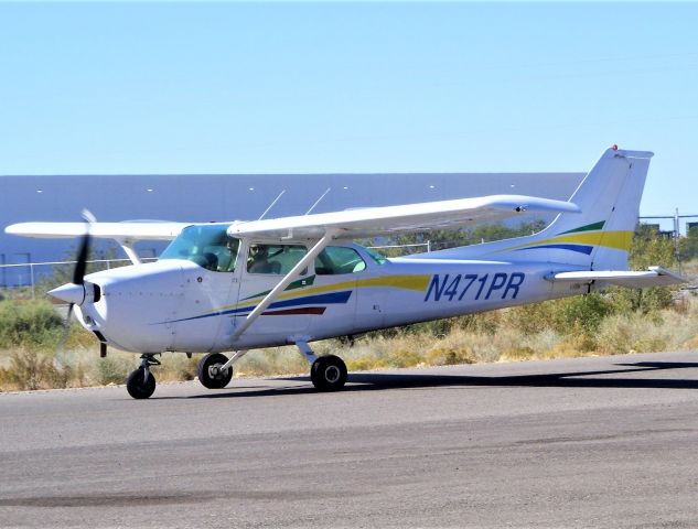 Cessna Skyhawk (N471PR) - Hi to the person looking at the camera!