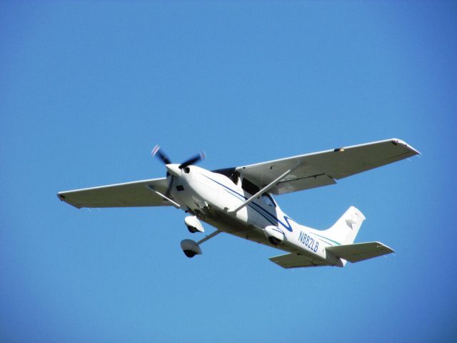 Cessna Skylane (N882LB) - Taking off RWY 26L