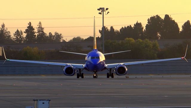 Boeing 737-800 (N8645A)