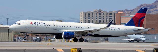 Airbus A321 (N334DN) - phoenix sky harbor international airport 23JUN20