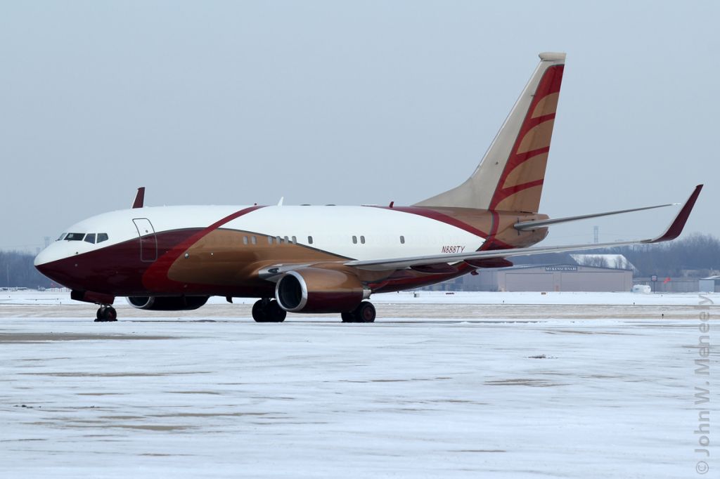 Boeing 737-700 (N888TY) - Jan. 15, 2012 - colorful visitor to DuPage.