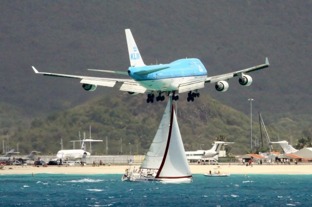 Boeing 747-400 (PH-BFL) - KLM PH-BFL over maho beach at St Maarten.