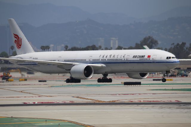 BOEING 777-300ER (B-2085)