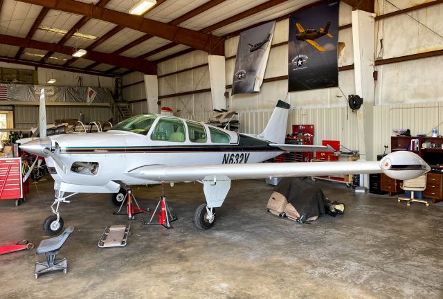 Beechcraft Bonanza (33) (N632V)