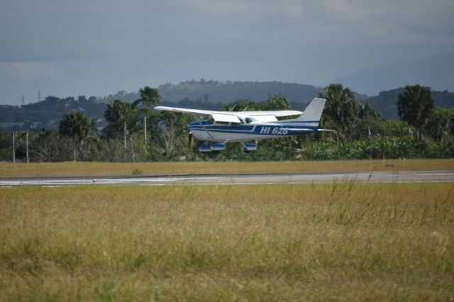 Cessna Skyhawk (HI628) - The beautiful C172 from the Latin aviation school, landing on the MDST rwy11 .... Beautiful little